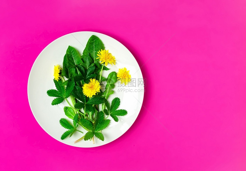 乡村最佳新鲜绿色沙拉的成分上面有花层和可食用鲜盘子上有朵和可食平板上铺有复制空间红色健康食品背景配有花层的绿色沙拉和面板装饰的可图片