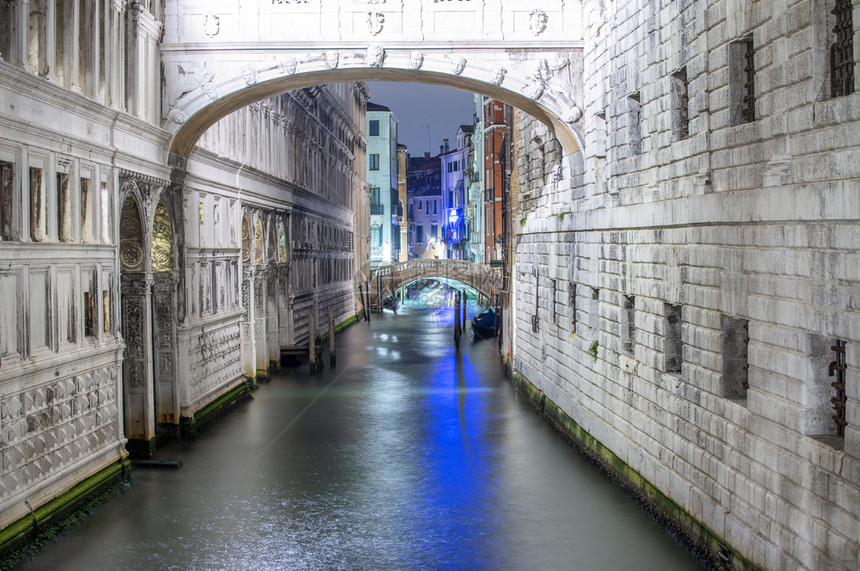 意大利威尼斯夜间低语大桥著名的耳建筑学图片