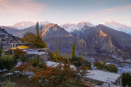 迪兰徒步旅行暮在巴基斯坦GilgitBaltistan的秋天看到多彩树木巴基斯坦卡拉科姆山脉Rakakoram山丘上的Rakapos背景