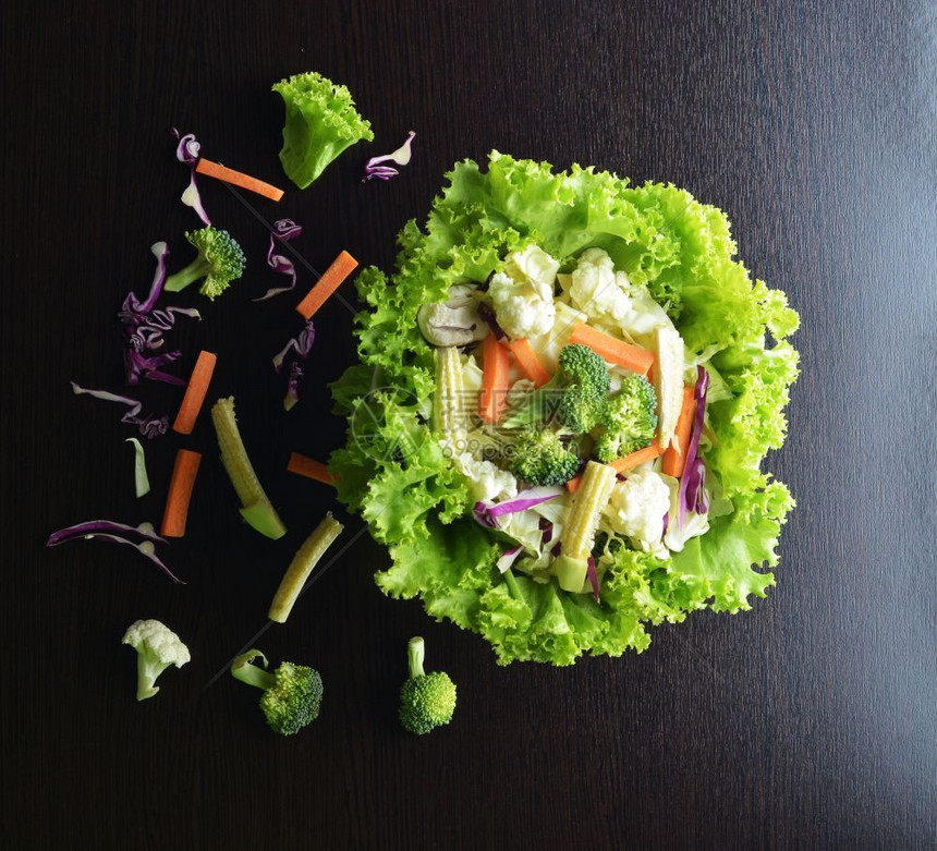 胡椒蒸熟自制混合蔬菜有胡萝卜花椰菜紫卷心生清洁食品概念图片