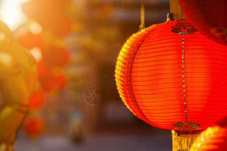 明亮的美丽中华圣迹国新年节红灯的装饰古艺术上面写着中文字母上帝保佑是财富祝福的赞美是泰国一个公共场所旅游背景图片