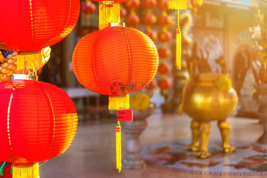 颜色崇拜中华圣迹国新年节红灯的装饰古艺术上面写着中文字母上帝保佑是财富祝福的赞美是泰国一个公共场所象征图片