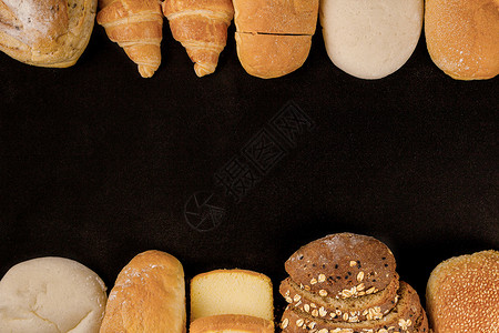 手面包带种子的片和黑底安排的羊角包概念麸质牛角图片