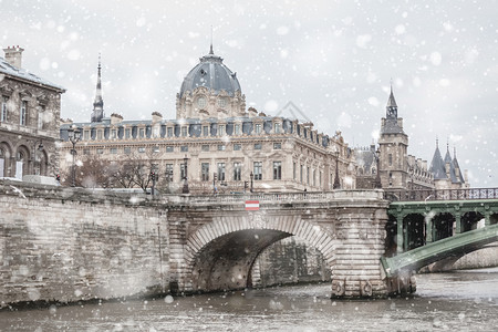屋巴黎的正义宫和门卫在阴暗的冬季寒雪天面贴纸上呈现着美丽的鼓舞人心情绪消退风景户外建筑物背景