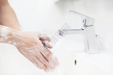 医院人们用肥皂洗手以保护人民免受Covid19和细菌的感染冠状女士图片