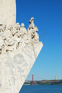 四月河在石雕上有名的领航者雕像古迹卡拉维尔背景