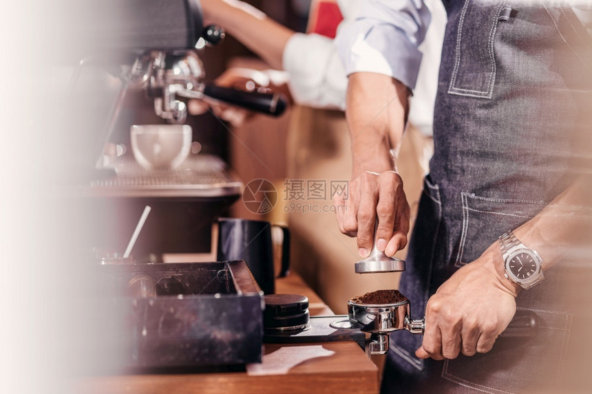 为咖啡店小商业主和咖啡店开构想的顾客点菜准备咖啡加拿铁或卡布奇诺咖啡以及店起步并制作加或职业亚洲人酒保图片