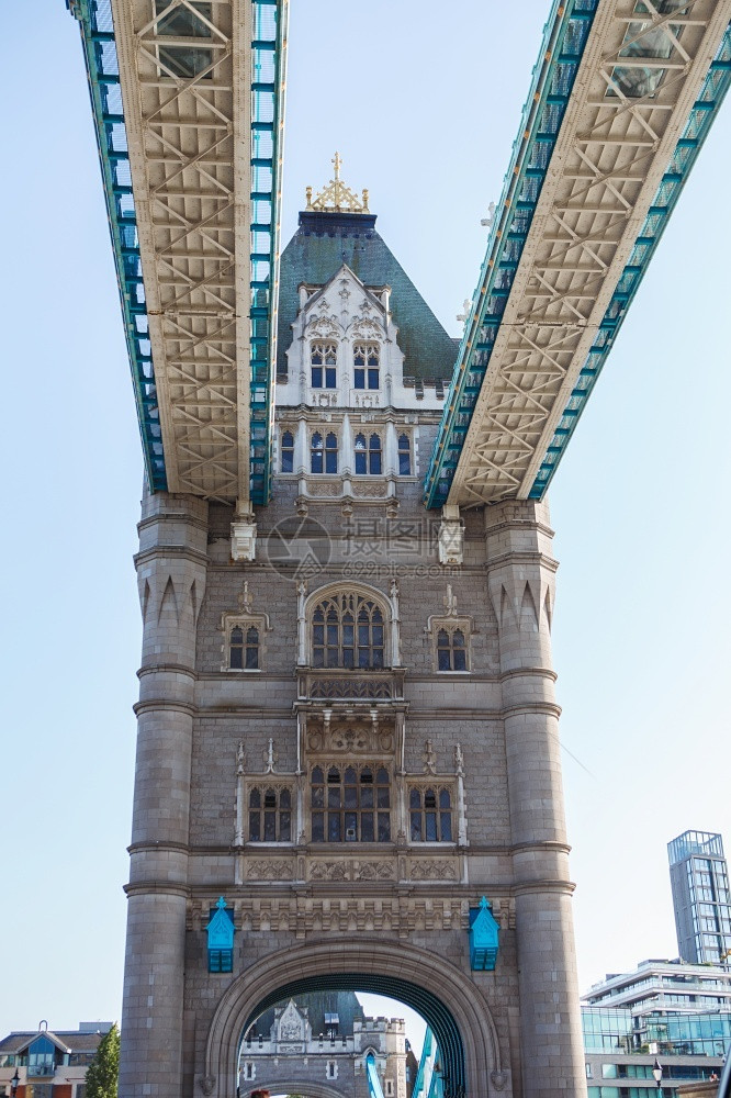 在伦敦的塔桥英国伦敦的塔桥自1894年以来就一直站在泰晤士河上空是世界最可辨认的里程碑之一建造城市花岗岩图片