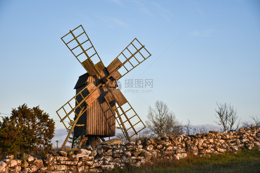 风景优美天空乡村的瑞典奥兰岛传统的干石墙旧木制风力车在瑞典奥兰岛图片