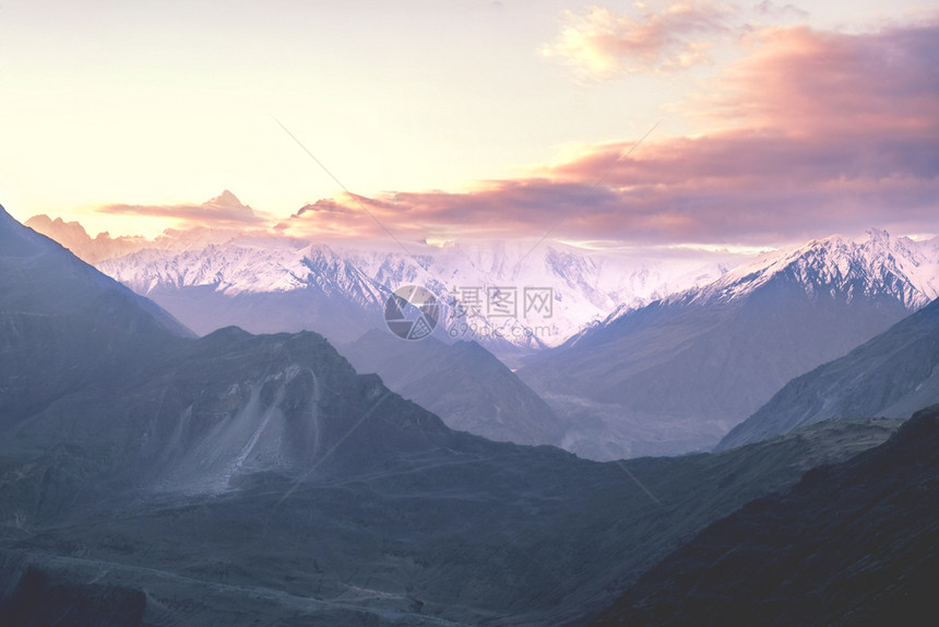 高度日落巴基斯坦北部NagarGilgitBaltistan的Karkakoram山丘环境图片