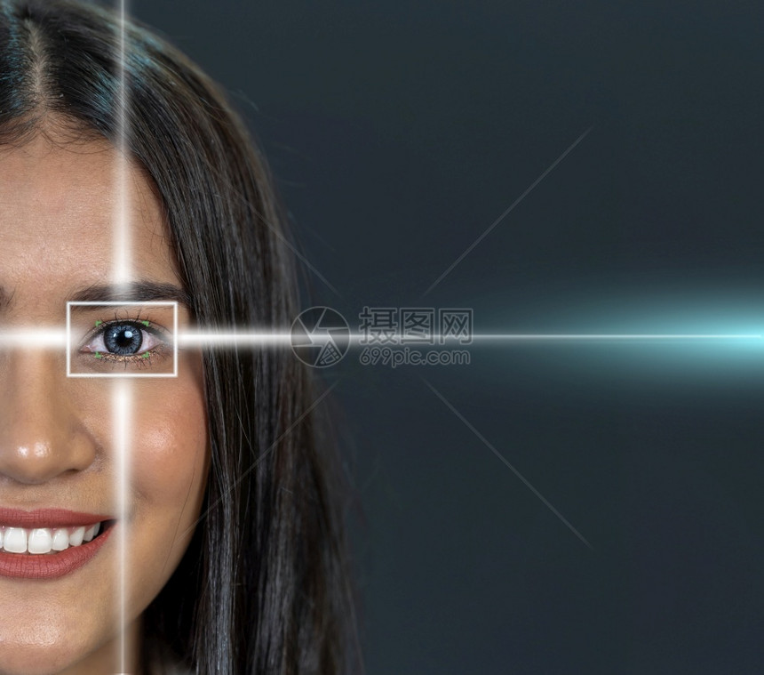 科学沟通过激光透视暗背景觉和识别概念对亚洲年轻女进行眼部扫描利用激光透视暗背景力和识别概念超过图片