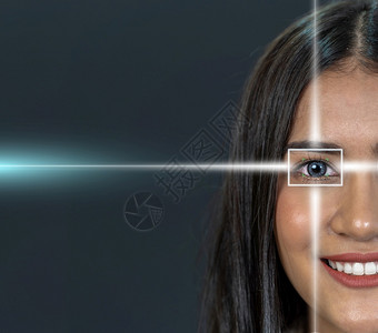 曼谷暹罗广场商业通过激光透视暗背景觉和识别概念对亚洲年轻女进行眼部扫描利用激光透视暗背景力和识别概念沟通女士设计图片