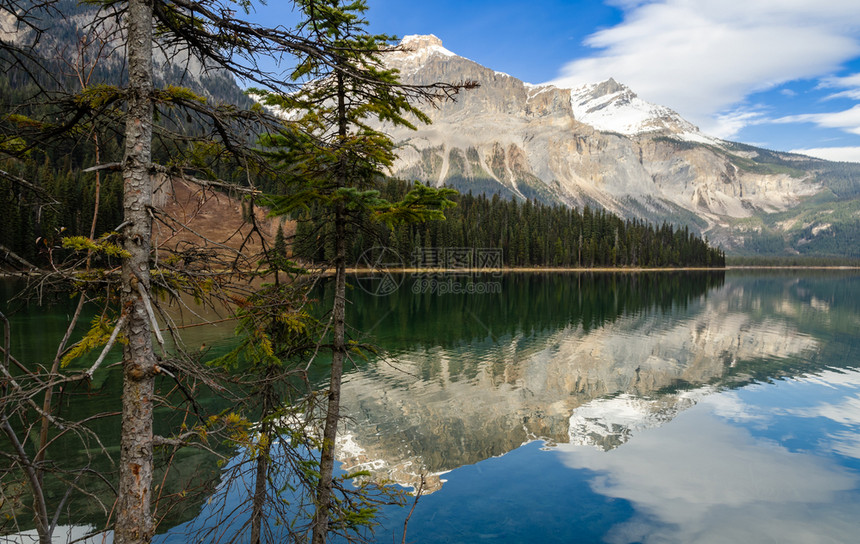 河加拿大不列颠哥伦比亚省Yoho公园的有洛基山脉反射的翡翠湖旅游多岩石的图片