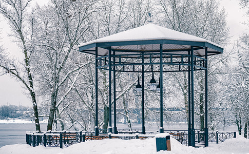 冬季寒天在乌克兰基辅Naltaka公园Dnieper河附近Dnieper河边的Gazebo带木板长椅的Gazebo闲暇冰自然背景