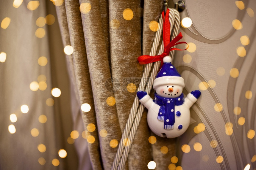 新年内室墙壁和窗帘背景节假日及文字位置bokeh光灯软选择焦点等有趣的玩具雪人敲响了家庭内部新年墙壁和窗帘的铃声节日背景与文字位图片