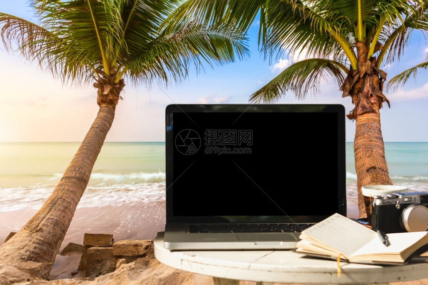 带空屏幕的笔记本电脑配有照相机笔记本咖啡杯在桌边风景上的早日出蓝海背景在滩工作自由和度假旅行者空白的互联网在职图片