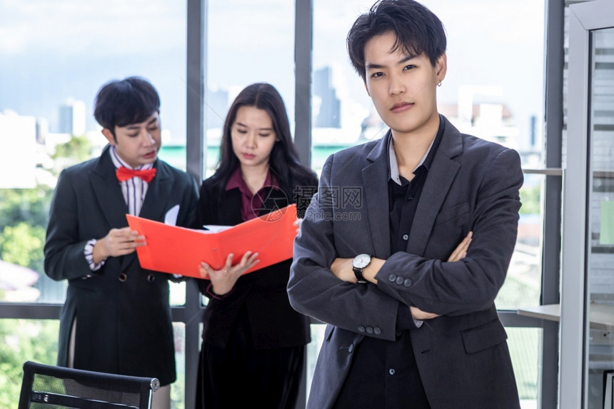 愉快工人亚洲年轻假小子女企业双臂交叉女和教练个人员工商同时在办公室一起工作图片