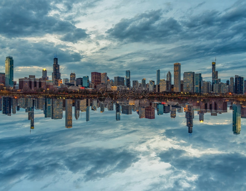 联合的云美国伊利诺州密歇根湖一带芝加哥市风景河边美丽的奇幻时刻美国伊利诺州具有相反概念的思商业建筑和与旅游概念对面的图片