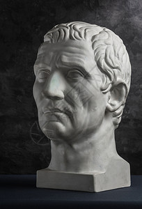盖伊朱利叶斯凯撒屋大维奥古斯图老雕像的白石印副本画在黑暗纹理背景的人脸上艺术家头部面深色纹理背景的人脸部奥德赛象征罗马背景
