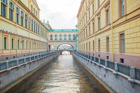 厄米塔奇俄罗斯圣彼得堡20年6月15日圣彼得堡美丽城市运河景观靠近TheBuildingsErmitageMuseum从河两岸看圣彼得堡背景