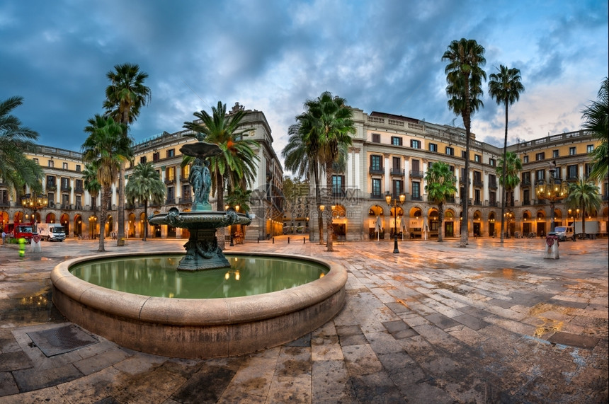 巴塞洛纳西班牙巴塞洛纳2014年月7日西班牙巴塞罗那的拉卡雷亚尔广场由加乌迪设计的灯笼和中间三圣泉正方形建造城市图片