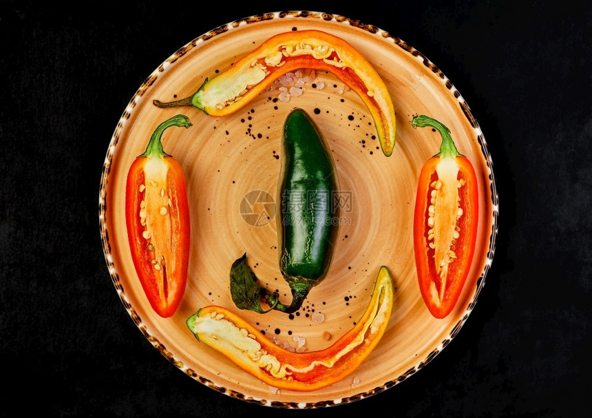所有的墨西哥辣椒陶瓷板上西班牙塔帕斯黑石背景选取焦点平面顶视图食物和饮用静水生命概念简单躺着图片