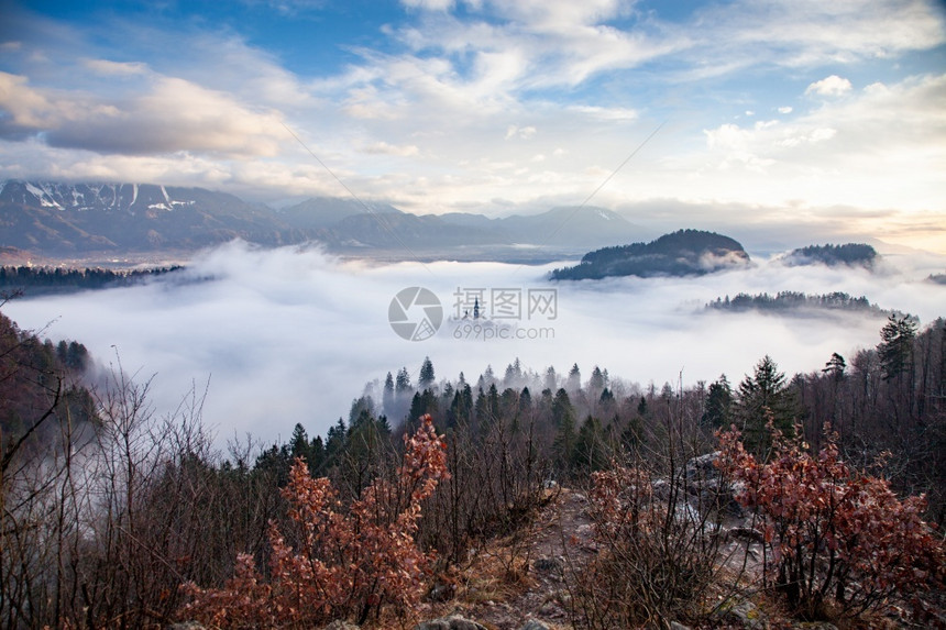 田园诗般的爬坡道清晨与小岛上的玛利亚占居地朝圣教堂和山崩中的布莱德城堡和朱力安阿尔卑斯一起雾密的弥漫之夜图片