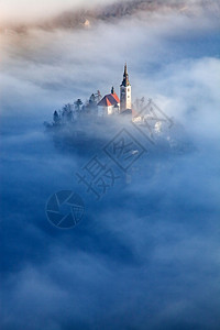 清晨与小岛上的玛利亚占居地朝圣教堂和山崩中的布莱德城堡和朱力安阿尔卑斯一起雾密的弥漫之夜游客冷静的假设背景图片