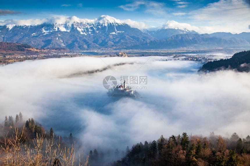 地标访问吸引力清晨与小岛上的玛利亚占居地朝圣教堂和山崩中的布莱德城堡和朱力安阿尔卑斯一起雾密的弥漫之夜图片