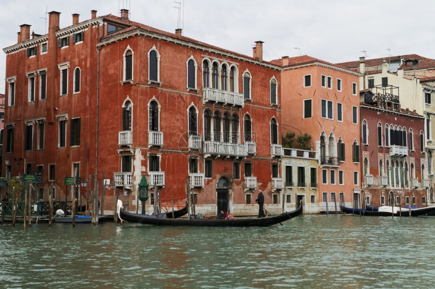 城市景观历史的分开意大利威尼斯2013年4月日意大利威尼斯的运河和古建筑街景意大利威尼斯是东北部的一个城市位于由18个小岛组成的图片