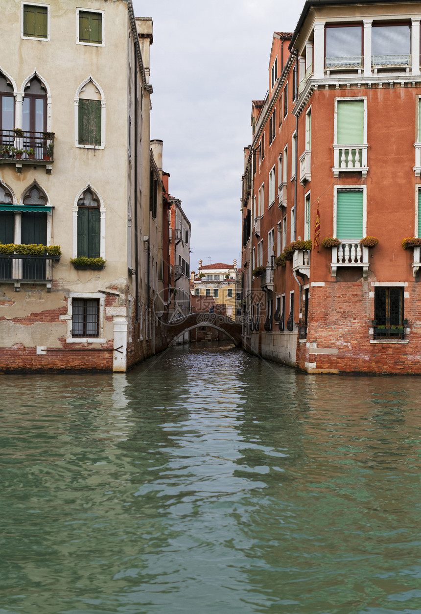 建造街道意大利威尼斯2013年4月日意大利威尼斯的运河和古建筑街景意大利威尼斯是东北部的一个城市位于由18个小岛组成的与运河隔开图片