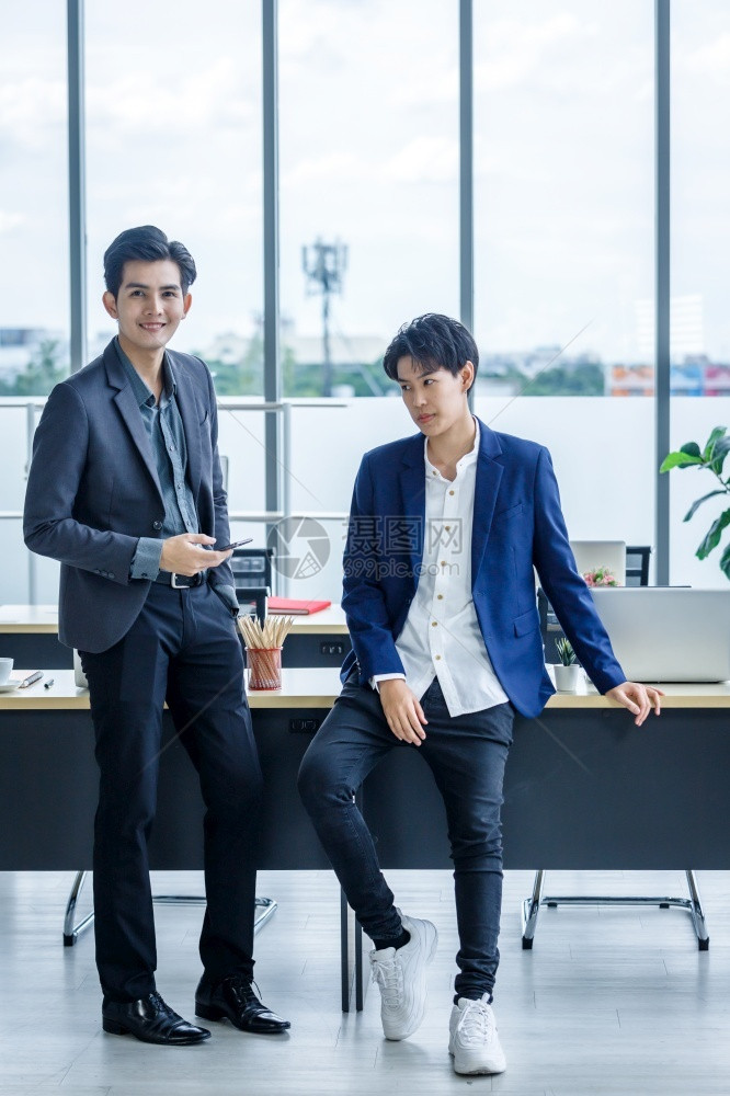 假小子职业亚洲人快乐的青年商人公司辅导私秘书助理男女双和变者伙伴同时与笔记本电脑和办公室业务战略合作图片