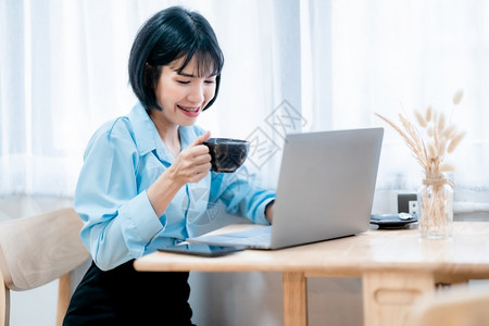 商务办公女性喝咖啡图片
