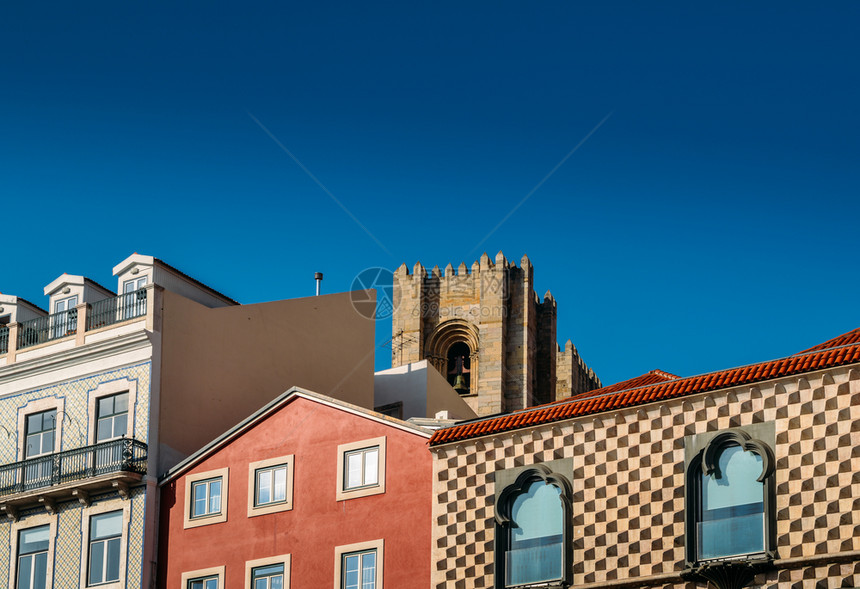 葡萄牙传统里斯本和圣大教堂Techthedral的Lisbon老居民区Alfama及其背景V葡萄牙传统的Lisbonbugies图片