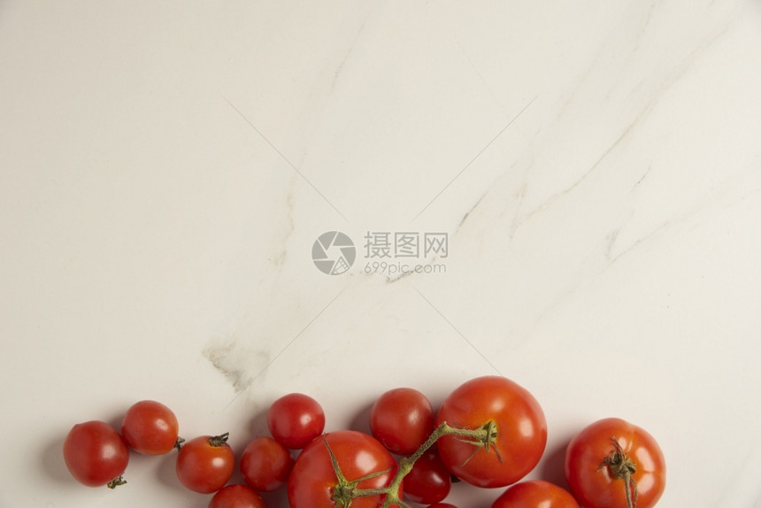 红菜头大蒜市场以白色背景组织几种不同大小的红番茄蔬菜概念在白底面组织图片