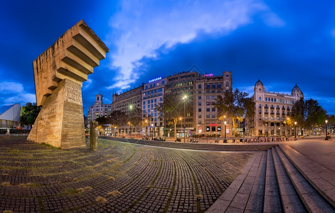 2014年月7日加泰罗尼亚广场FrancescMacia纪念碑广场占地面积约50平方米被认为是城市的中心地带该广场的面积约为5万图片