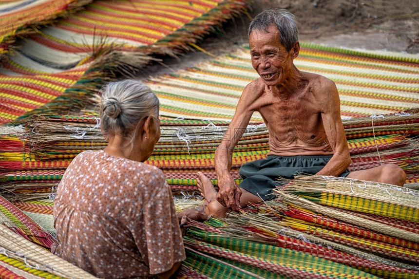 手工制作的亭越南老情人工匠在古传统村落制作的Vietnam垫子以幸福行动创造传统艺人概念的顶端景象dinh日元dogThapvi图片