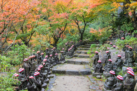 雕塑理由叶子途径在日本广岛宫间Daishoin寺庙堂秋天的日本花园与佛祖连成小道红叶背景