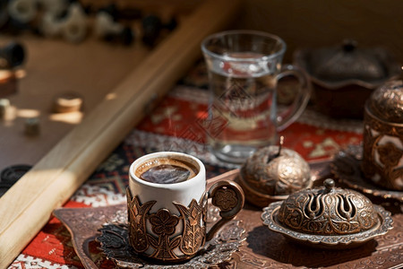 斋月传统土耳其咖啡和美味菜放在铜盘上桌布有全国模式的桌布近身浅的野地BEGAMMO游戏日间休息餐厅青睐背景图片
