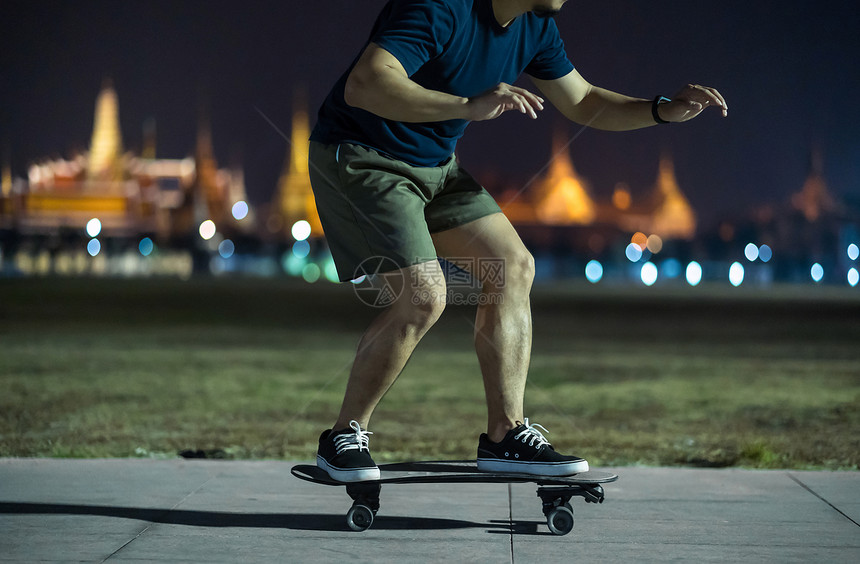 速度极端愉快晚上在户外公园玩冲浪skate或滑板的亚洲快乐男子照片模糊了曼谷大宫泰国低光极运动健康和锻炼时尚等概念19图片