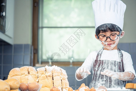小男孩制作面包图片