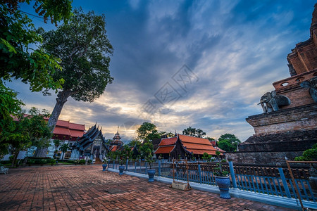 泰国atWatChediLuang是历史中心的一个佛教寺庙是清迈的主要旅游景点青云日落背景ThawatLuang是位于泰国清迈的图片