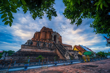吸引力WatChediLuang是历史中心的一个佛教寺庙是清迈的主要旅游景点青云日落背景ThawatLuang是位于泰国清迈的一背景