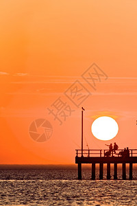 假期在日落的海景下捕鱼活动人们景观浪漫的高清图片素材
