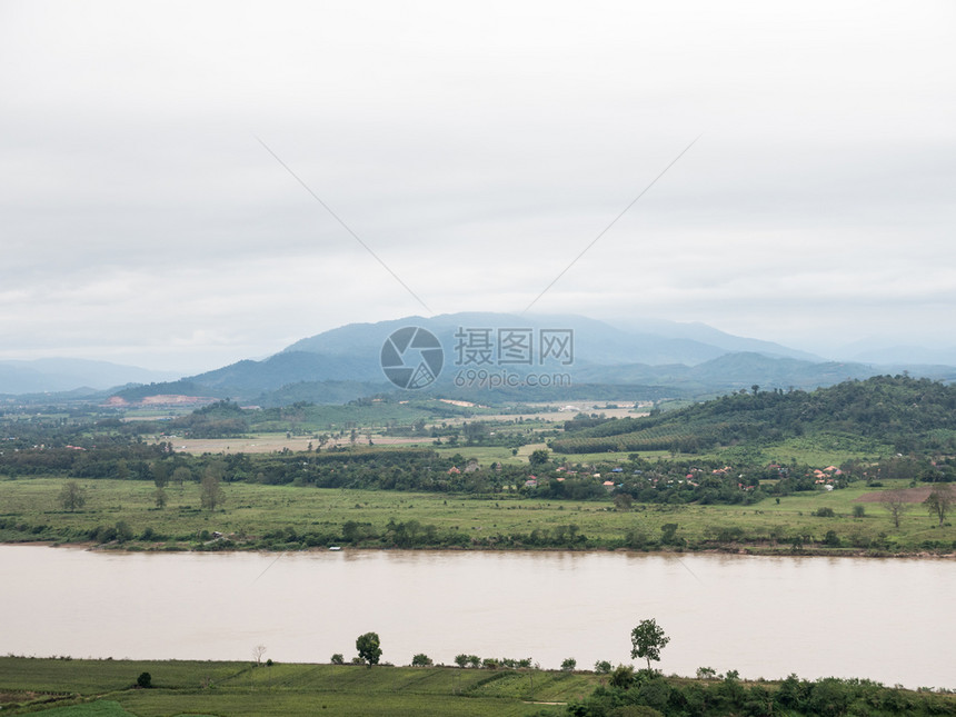 阴霾清晨靠近农村场和庄的大片宁静河流泰国边境有云天ThomeFandryAfricanandPillage场景自然图片