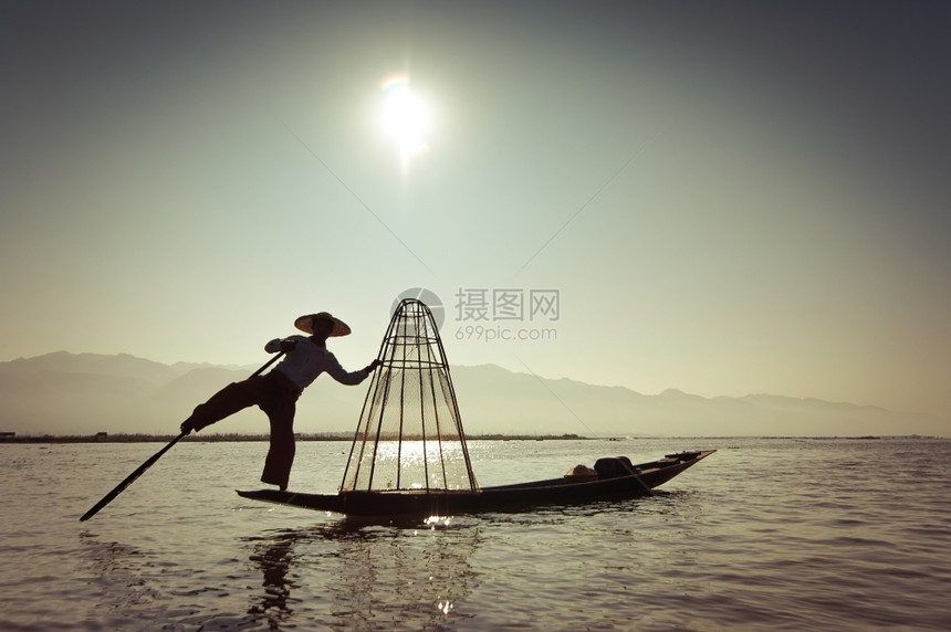美丽的缅甸河旅行目地缅甸竹船上渔夫以传统方式与手工制作的Inle网湖捕鱼使用手工制造的Inle湖缅甸旅游目的地山农业图片