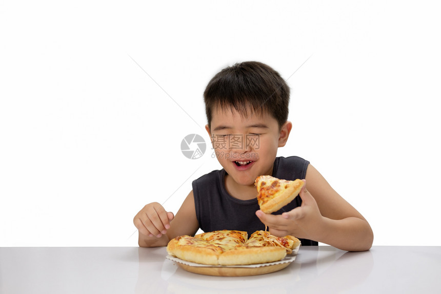 年轻的亚洲男孩很高兴吃比萨饼热奶酪融化在木板上拉伸把白的孤立好吃晚餐图片
