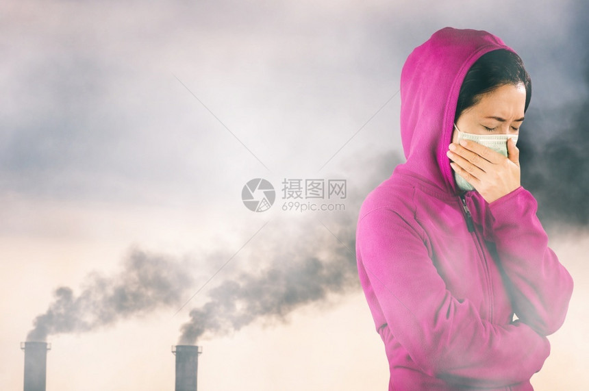 妇女打流感喷嚏妇女穿粉红色的冬季衣着身戴面罩在感冒和流健康概念下的鼻子上戴面罩反对空气污染背景医疗的疾病交通图片