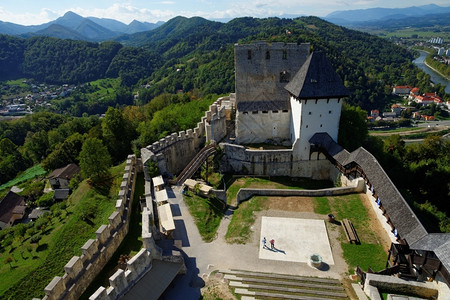 建筑学云斯洛文尼亚Celje中世纪城堡萨文贾河上方栅栏图片