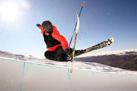 跳跃滑雪年轻的滑雪者高清图片
